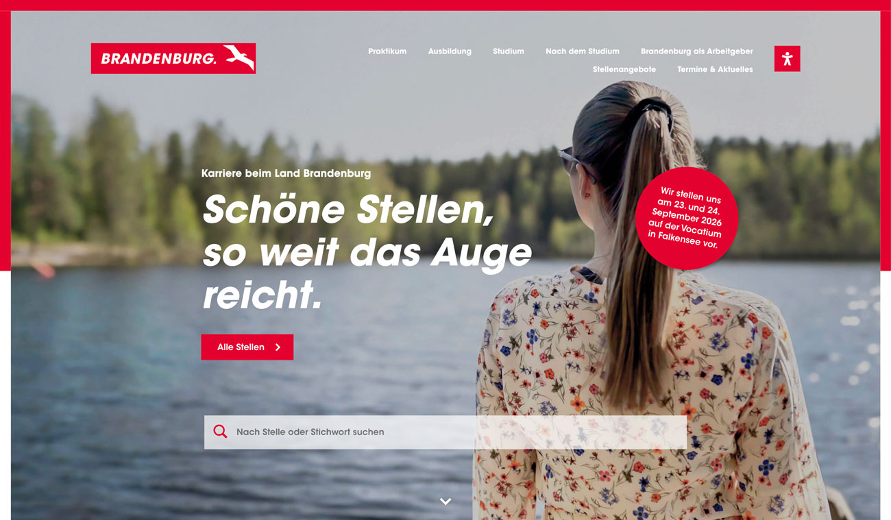Karriere-Website für Brandenburg mit Landschaft am See, einer Person mit Brille im Vordergrund, großer Überschrift „Schöne Stellen…“ sowie Navigationsmenü und Hinweistext im roten Kreis.