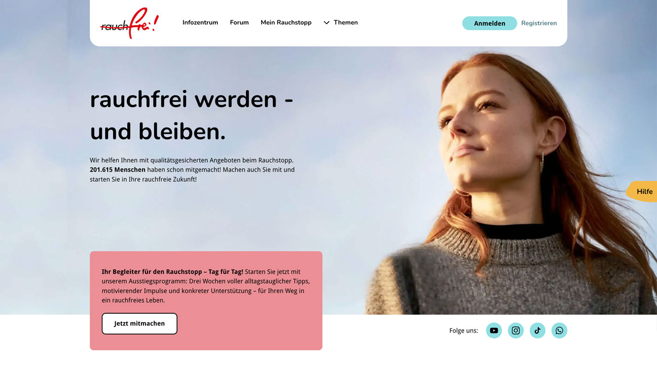Startseite einer Website mit Überschrift „rauchfrei werden – und bleiben“, Hintergrundporträt einer Frau im Sonnenlicht, Button „Jetzt mitmachen“ sowie Navigations- und Social-Media-Elementen.