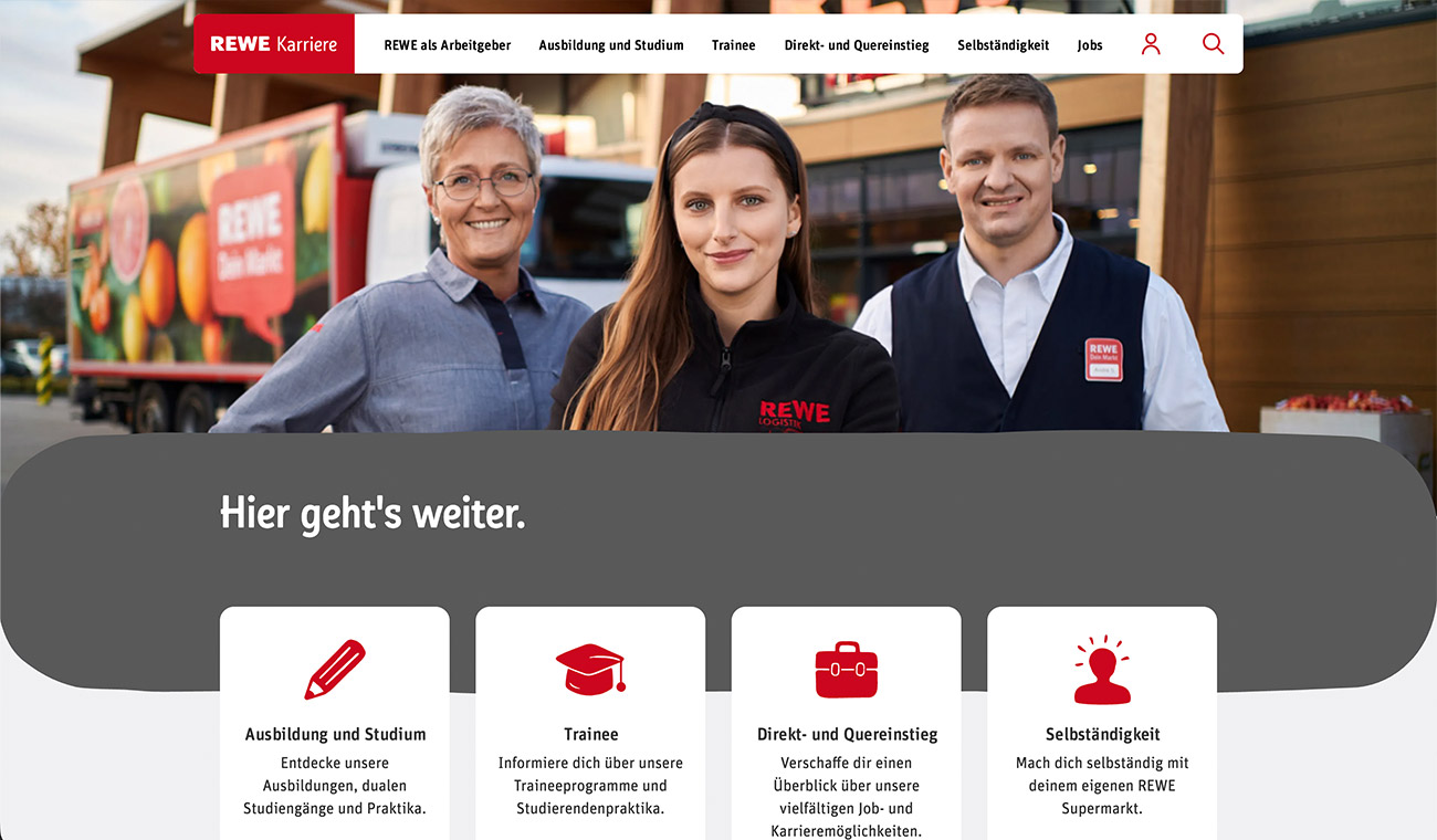 Drei Mitarbeitende im Vordergrund vor städtischem Umfeld; darunter ein graues Banner „Hier geht’s weiter.“ mit vier Karriere-Kacheln zu Ausbildung, Trainee, Quereinstieg und Selbstständigkeit.