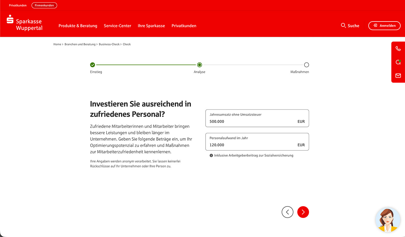 Website-Screenshot mit rotem Header der Sparkasse Wuppertal, Schrittanzeige „Einstieg/Analyse/Maßnahmen“ und Formularfeldern zu „Jahresumsatz ohne Umsatzsteuer“ sowie „Personalaufwand im Jahr“ (jeweils in EUR).