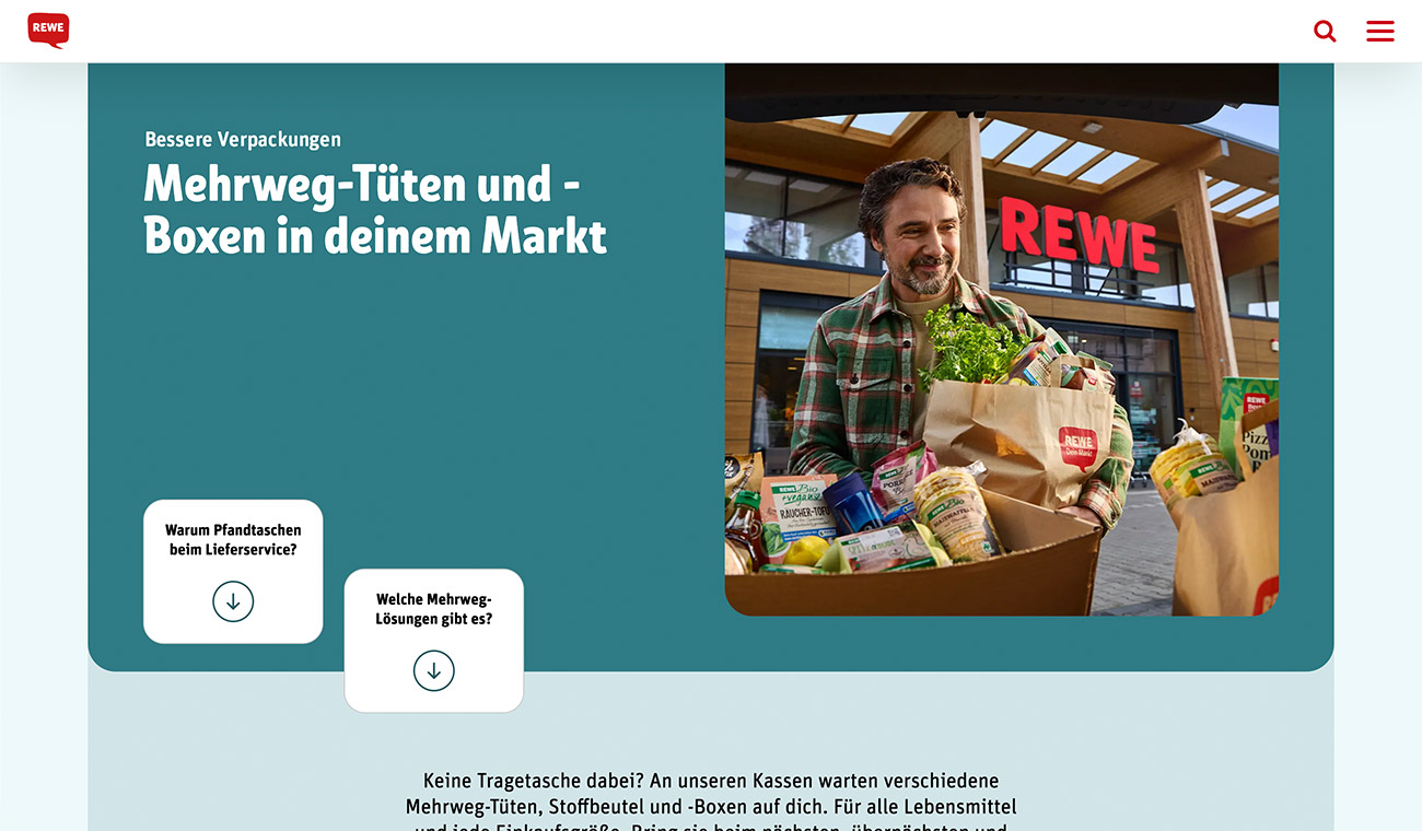 Werbeanzeige mit REWE-Logo, Text „Mehrweg-Tüten und -Boxen in deinem Markt“ und Foto eines Mannes, der eine große Papierbox mit Lebensmittelverpackungen trägt, im Hintergrund ein REWE-Schild.