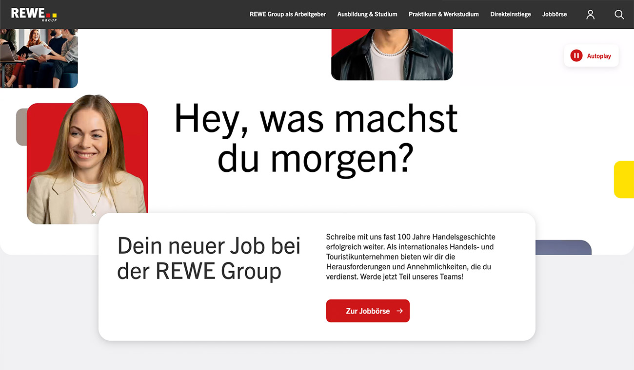 Website-Screenshot mit REWE-Group-Header, Überschrift „Hey, was machst du morgen?“ und Werbeblock „Dein neuer Job bei der REWE Group“ sowie Button „Zur Jobbörse“ und Autoplay-Hinweis.