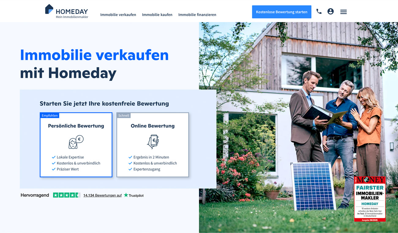 Website-Screenshot zu „Immobilie verkaufen mit Homeday“ mit Button „Kostenlose Bewertung starten“, zwei Bewertungsoptionen („Persönliche Bewertung“, „Online Bewertung“) und Foto mit drei Personen vor einem Haus sowie Solarpanel im Garten.