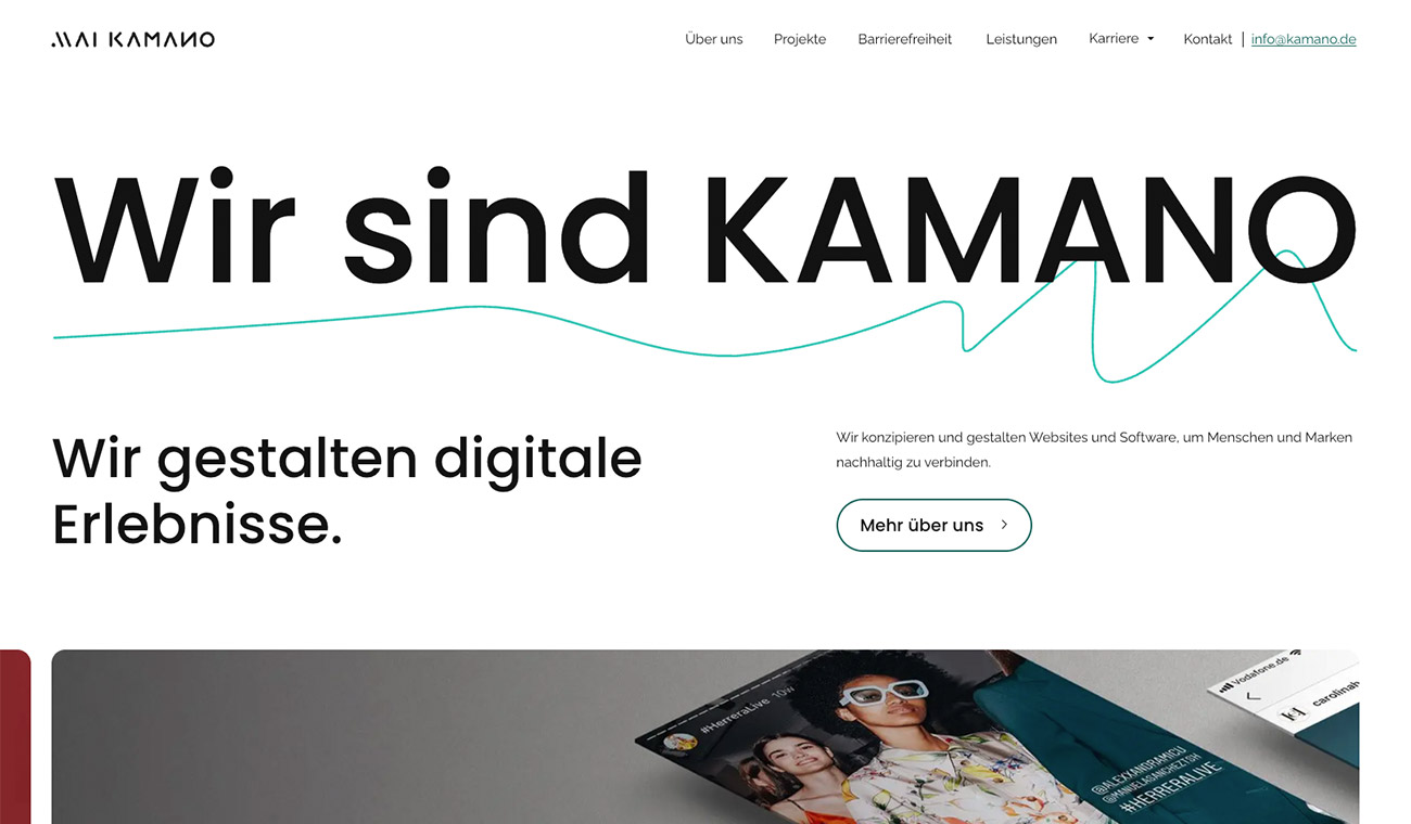 Website-Header mit Navigation, Slogan „Wir sind KAMANO“ und Text „Wir gestalten digitale Erlebnisse“ sowie Button „Mehr über uns“; unten angeschnittenes Bild mit Personen in Layouts.