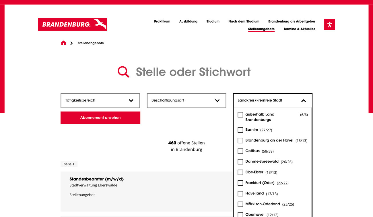 Screenshot einer Job-Suchseite „Stellenangebote“ für Brandenburg mit Suchfeld, Filtern, rotem Button „Abonnement ansehen“ und Liste „460 offene Stellen“ sowie Landkreis-Checkboxen.
