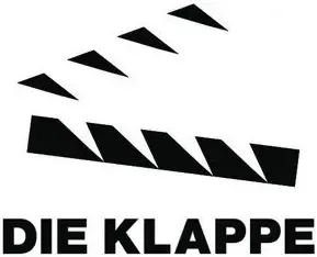 Schwarze diagonale Pfeilformen und der Text „DIE KLAPPE“ auf weißem Hintergrund.