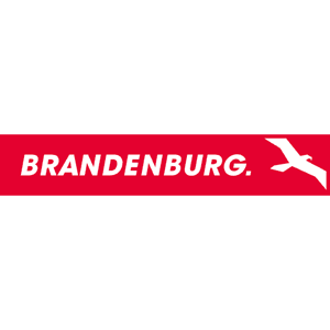 Roter Balken mit weißem Text „BRANDENBURG“ und pfeilartigem Symbol nach rechts auf weißem Hintergrund.